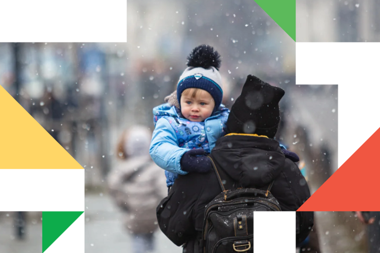 En kvinne som bærer et barn på ryggen.