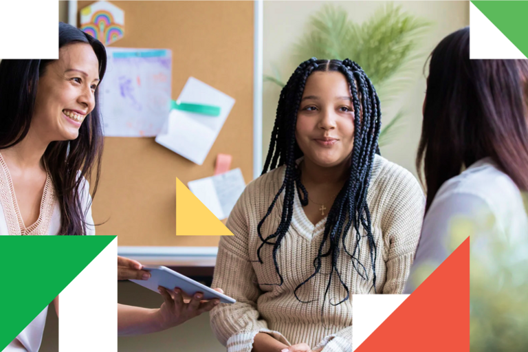 En gruppe kvinner som sitter rundt hverandre.