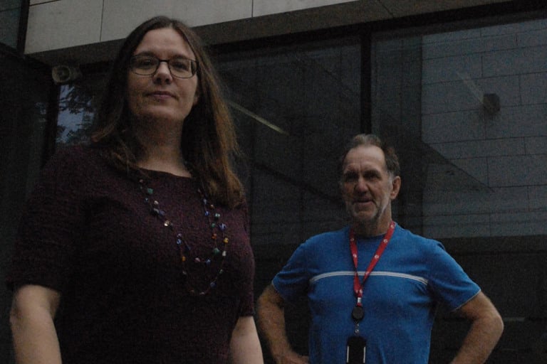 En mann og en kvinne står foran en bygning.