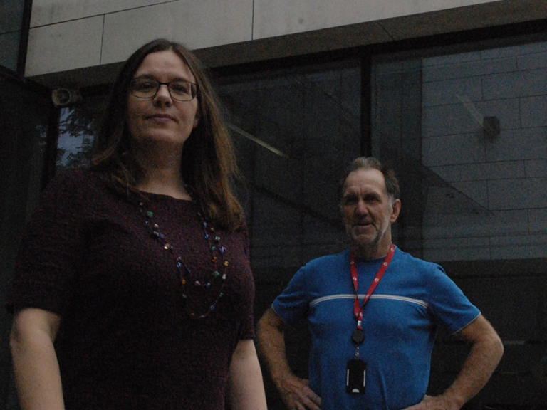 En mann og en kvinne står foran en bygning.