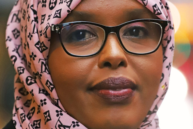 En kvinne med briller og skaut.