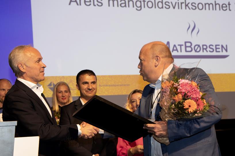 Dag Freddy Henriksen, administrerende direktør i Matbørsen,  mottar diplom som vinner av Mangfoldsprisen 2019 fra kunnskaps- og integreringsminsiter Jan Tore Sananer