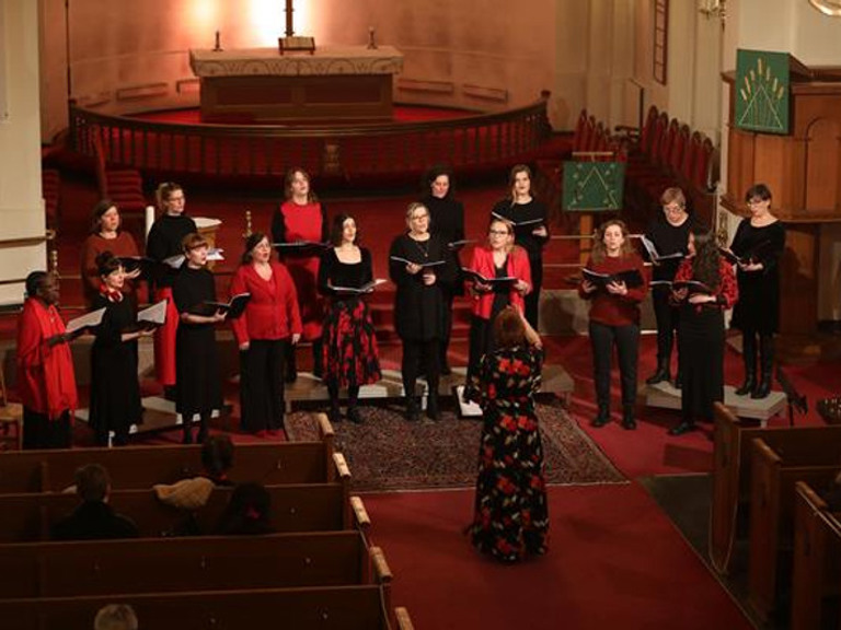 En gruppe mennesker som står i en kirke.