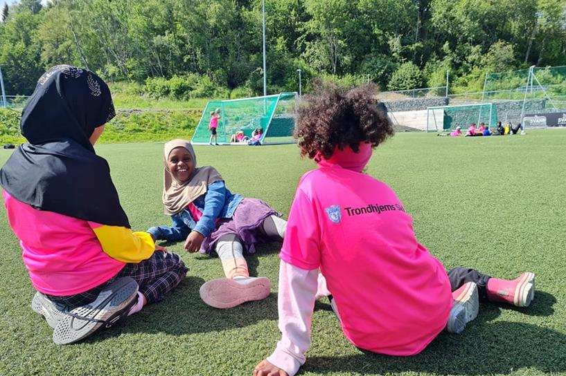 På fotballbanen, Hussnya (9 år), slapper av mellom aktiviteter på fotballbanen med venner.