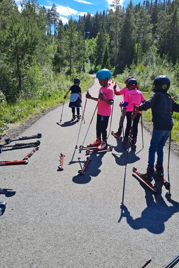 Natan (9 år) og venner tester rulleski for første gang på Multisportuka ved Trondhjem skiklubb