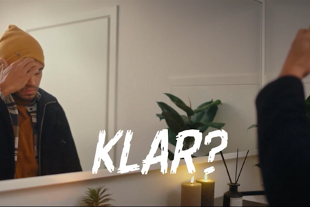 Skjermbilde Frivillig sektor i møte med rasisme. En mann som ser på speilbildet sitt i et speil.