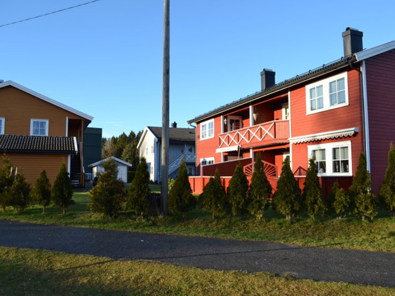 En rekke røde hus ved siden av hverandre.