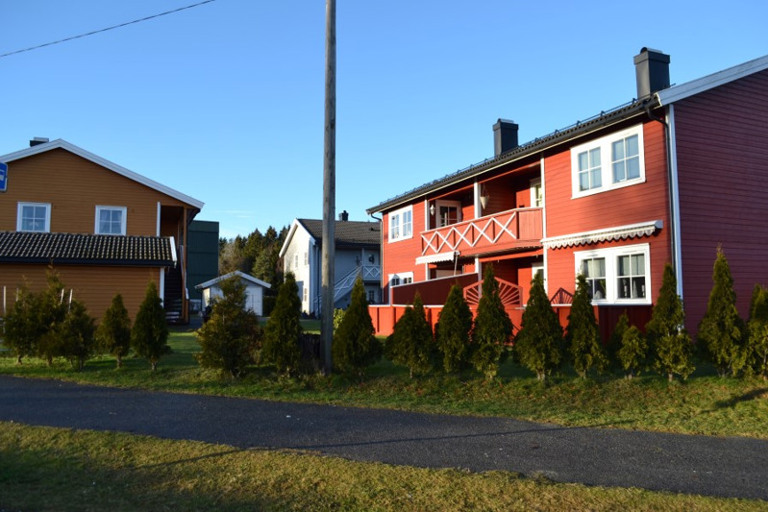 En rekke røde hus ved siden av hverandre.