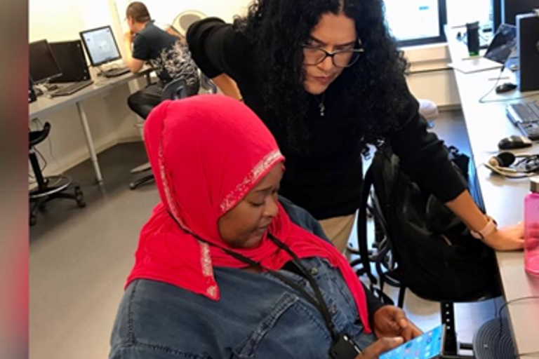 Pulsen av Nygård - Mercedes fra Peru og Thiaba fra Senegal transkriberer lydopptak