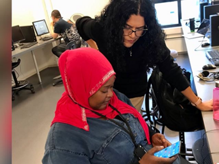 Pulsen av Nygård - Mercedes fra Peru og Thiaba fra Senegal transkriberer lydopptak