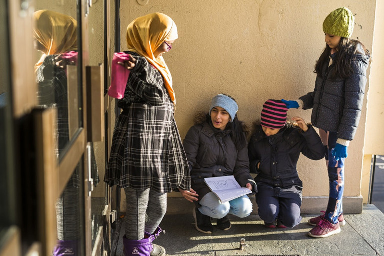 En gruppe unge kvinner som står ved siden av hverandre.