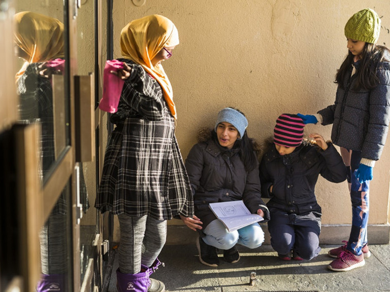 En gruppe unge kvinner som står ved siden av hverandre.