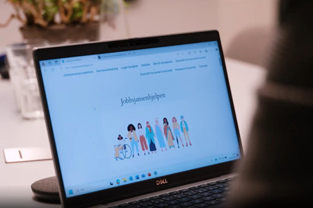 En bærbar datamaskin som står på toppen av et skrivebord.