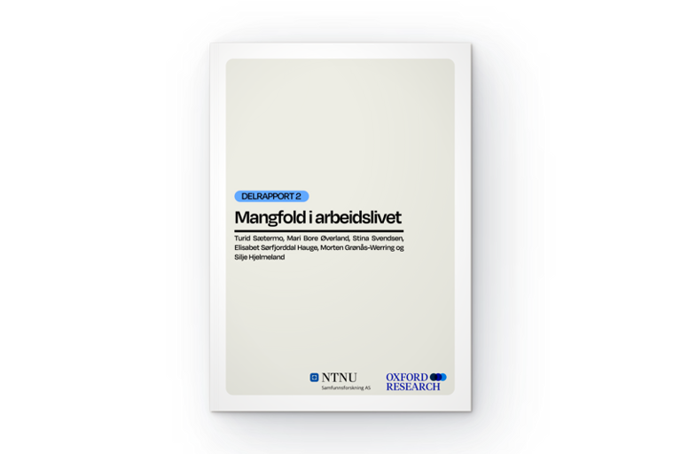 En bok med hvitt omslag på hvit bakgrunn.
