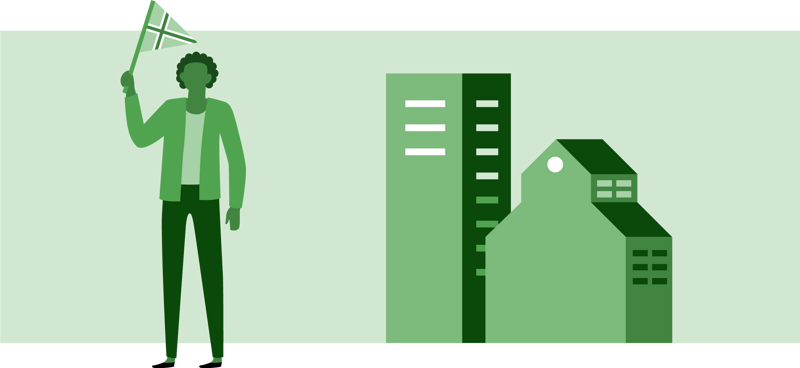 En mann holder en megafon foran en høy bygning.