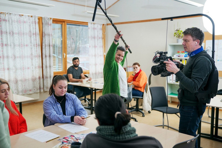 En gruppe mennesker som sitter rundt et bord.