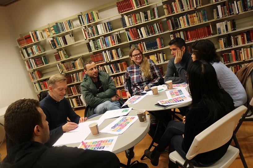 Deltakere fra MOT-klassen ved Arendal voksenopplæring diskuterer høringsuttalelse til Arendal kommunes samfunnsplan. Foto: Helene Walle, Arendals Tidende.