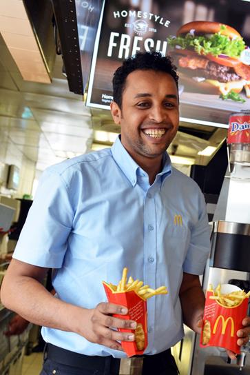 Million Kiros på på jobb i McDonald's. Foto: Marie Hatlevoll/Agderposten