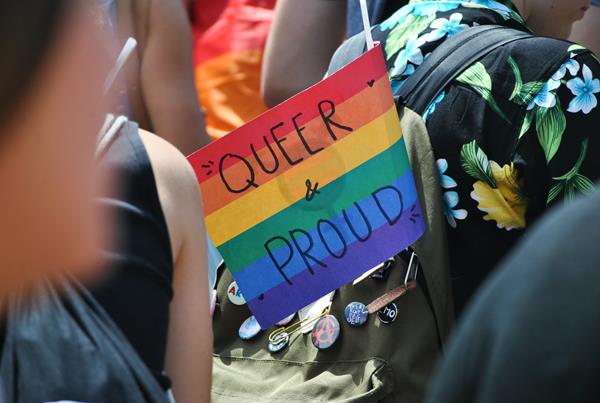 bilde av en plakat med teksten Queer and proud 